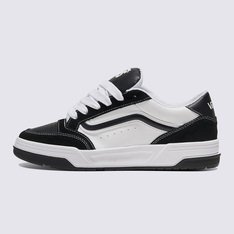 Passado e presente se cruzam com esse tênis inspirado no Y2K. O Hylane é um tênis inspirado no skate Y2K que reinterpreta a silhueta Upland de 1999. Cenas do passado coexistem com detalhes de design elevados, como a sidestripe brilhante em 3D e logotipos bordados, enquanto a postura robusta e a língua de skate fofa proporcionam uma aparência retrô. Terminado com uma construção cupsole com uma textura em “V” entrelaçada exclusiva, o Tênis Hylane Black White transforma uma estética vintage no guarda-roupa essencial de hoje.