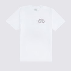 Arte e cultura de rua trazem referências icônicas para as peças clássicas da Vans. Confortável o bastante para usar todos os dias e em qualquer ocasião, a Camiseta Frat Lxvi Ss White com um toque descontraído, traz estampa frontal na altura do peito, do lado esquerdo, com assinatura Vans. Já nas costas, traz referências vintage Vans® “Off The Wall”, com dois esqueletos fazendo um brinde, ambas em silk à base d’água. Em algodão, a camiseta de manga curta possui gola redonda e aplicação de etiqueta tecida Vans® na manga.