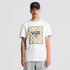 Um clássico que se renova sem perder a essência. Com detalhes modernos, a Camiseta Classic Print Box Ss Compl. Ultra Neo Vr3 Marshmallow é a peça ideal para usar todos os dias. Confeccionada em tecido 100% algodão, o modelo possui um corte clássico e tradicional, com silhueta mais ajustada ao corpo. De manga curta, apresenta estampa frontal destacando assinatura Vans em “Drop V” e “Off The Wall” em logotipo print box exclusivo com detalhe em checkerboard, em silk à base d’água. Confortável o bastante para curtir momentos de lazer. Combine com todos os seus clássicos.
Características do produto:
• Camiseta de manga curta com gola redonda em fio 20.1;
• Confeccionada em tecido 100% algodão de 185g;
• Estampa frontal em silk à base d’água;
• Caimento clássico.