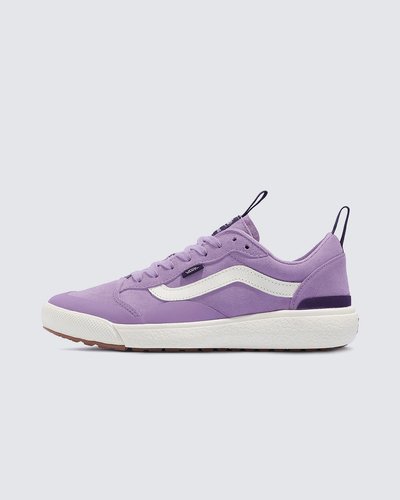Máximo conforto e aliado de todas as rotinas. Esteja sempre pronto para o inesperado com o Tênis Ultrarange Exo Se Mte Lavender Fog. Com um solado co-moldado construído em padrão tratorado em waffle - exclusividade Vans - ele maximiza a cobertura, aderência e durabilidade da borracha. A nova entressola UltraCush™ Lite traz conforto e leveza para o calce. O modelo de cano baixo possui cabedal com inspiração na silhueta do icônico Old Skool - em camurça, tecido e sintético roxo - totalmente respirável, com biqueira e antepé de borracha renovado, deixando o calce no ajuste ideal. O Exo Skeleton fornece apoio integrado nos dedos e na parede lateral medial, com uma trava de calcanhar para um ajuste seguro. No calcanhar e lingueta, traz puxadores, facilitando o calce. O tradicional skate “Vans Off The Wall” é aplicado na heeltab do calcanhar. Traz etiqueta Vans aplicada na lateral do tênis, enquanto a assinatura “Vans Ultrarange” é aplicada na lingueta. Conforto e estilo dentro e fora das pistas.