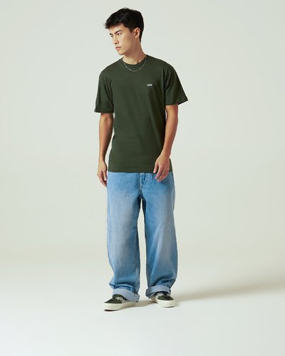 Fundada na Califórnia em 1966, a Vans está envolvida com a cultura rua, artes, música e ligada ao skate e à evolução do esporte, sem perder a essência. Dos clássicos aos modernos, a Vans possui uma enorme variedade de modelos de tênis, roupas e acessórios, sempre mantendo o estilo "Off The Wall". A Camiseta Core Basics Tee Dried Kelp Marshmallow de manga curta, traz assinatura Vans em "Drop V" discreto, bordada na altura do peito, do lado esquerdo. Apresenta gola canelada, costura reforçada nos ombros e é confeccionada em tecido 100% algodão.