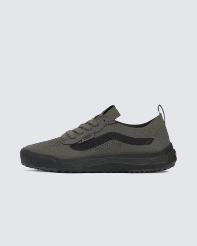 Para a temporada, a equipe da Vans repensou, re-projetou e reconstruiu cada parte da estética e das tecnologias do UltraRange, para torná-lo ainda mais sustentável. A renovação do Tênis Ultrarange Vr3 Mte Bungee Cord apresenta entressola EcoCush™ moldada com espuma 50% Bio-Based, construção leve, sola de borracha EcoRubber™ de fontes renováveis e cabedal respirável em knit, projetado com 50% algodão orgânico, 34% rPET, 14% Nylon reciclado e 2% Spandex, para reduzir o desperdício na produção em comparação com o cabedal tradicional de corte e costura da Vans. O UltraRange VR3 é a manifestação de uma ideia: que não se trata de para onde vamos, mas de como chegamos lá. A equipe da Vans traçou metas ambiciosas de sustentabilidade. Grandes ou pequenos, todos os esforços se somam a mudanças positivas. Para poder estampar o logotipo VR3 Checkerboard Globe, pelo menos 30% do produto deve ser feito de materiais reciclados, renováveis e/ou regenerativos. Para saber mais sobre a Vans e sua jornada de materiais sustentáveis, acesse www.vans.com.br/sustentabilidade.