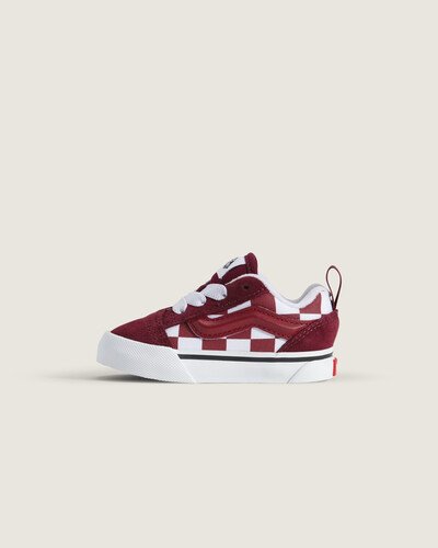 O Tênis Kids 2-tone Bordeaux Infantil é uma interpretação moderna de um estilo clássico dos anos 90, definido pela língua bufante e Sidestripe em 3D bufante, finalizados com cadarços elásticos robustos. Com seu perfil e detalhes de estilo marcantes, o modelo infantil se inspira no Old Skool original, combinando um ícone do passado com um ajuste ideal para crianças.