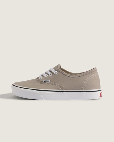 Nascido em Anaheim, Califórnia, em 1966, o Authentic é o estilo tradicional original da VANS. Originalmente conhecido como VANS #44 Deck Shoes, o Authentic se tornou um ícone cult imediato e incorpora nossa atitude Off The Wall desde então. O Tênis Authentic Color Theory Mushroom mantém esse legado com construção vulcanizada em tecido resistente, bico redondo clássico e sola waffle que garante aderência. Forro acolchoado, entressola flexível e estrutura que oferece conforto e suporte.