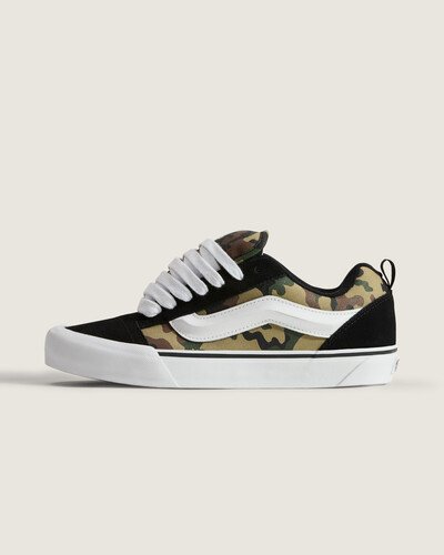 O Tênis Knu Skool Camo Black Green é uma interpretação moderna de um estilo clássico dos anos 90, definido por sua língua bufante e SideStripe™ em 3D, finalizada com cadarços robustos, apresenta detalhe lateral, com a icônica estampa camuflada Vans. Com perfil e detalhes de estilo marcantes, o Knu Skool se inspira no Old Skool original, combinando um ícone do passado com as tendências atuais.