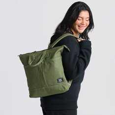 Seja em movimento ou no skate, a Bolsa Daily Compl: Authentic Olivine é grande e resistente o suficiente para carregar todos os seus itens essenciais. Apresentando um fechamento com zíper na parte superior, o modelo possui bolsos grandes externos, uma divisória que comporta o seu laptop ou tablet com segurança. Traz alças superiores e alças acolchoadas.