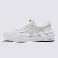 Conforto partindo dos pés. Com referências no design dos modelos tradicionais da Vans, o Tênis Old Skool Overt Comfycush Checkerboard White é a resposta a uma estética moderna com a sensação confortável da plataforma ComfyCush da Vans. Feito para trazer mais conforto e uma positividade descontraída, o tênis de cano baixo mescla a lendária silhueta Old Skool™ com uma entressola de espuma ComfyCush™ 360 graus e uma palmilha interna removível, proporcionando amortecimento máximo. Porque quanto mais confortável você estiver, mais criatividade terá, mais confiante será e melhor será seu dia. Então, deixe as boas vibrações fluírem com o novo Old Skool Overt Comfycush. Preparar, apontar, relaxar.