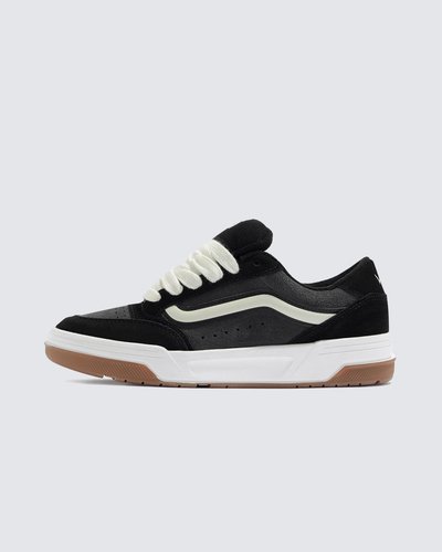 Passado e presente se cruzam com esse tênis inspirado no Y2K. O Hylane é um tênis inspirado no skate Y2K que reinterpreta a silhueta Upland de 1999. Cenas do passado coexistem com detalhes de design elevados, como a sidestripe brilhante em 3D e logotipos bordados, enquanto a postura robusta e a língua de skate fofa proporcionam uma aparência retrô. Terminado com uma construção cupsole com uma textura em “V” entrelaçada exclusiva, o Tênis Hylane Nineties Black transforma uma estética vintage no guarda-roupa essencial de hoje.
