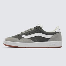 O visual tradicional das origens Vans com um plus de conforto! A sensação de andar sobre as nuvens é possível com o Tênis Cruze Too Comfycush 2-Tone Pewter. A silhueta clássica da Vans que você já conhece agora conta com tecnologia exclusiva de conforto elevado ComfyCush e uma sola com construção co-moldada de espuma e borracha, aliando conforto e aderência no calce. O novo cabedal de camurça em tons de cinza possui estabilização da lingueta e traz suporte adicional ao arco. De cano baixo com amarração por cadarços, o modelo possui colarinho acolchoado e sidestripe original Vans contrastante. Traz assinatura com o logotipo tradicional Vans “Drop V” na sola, parte traseira e na heeltab em tecido aplicada na língua. Irreverente, o tênis Vans é um clássico para te acompanhar em todos os destinos.
Características do produto: 
• Silhueta icônica com Sidestripe™ contrastante; 
• Palmilha e sola ComfyCush™; 
• Parte superior durável em camurça e lona; 
• Fechamento com cadarço; 
• Colarinhos de suporte acolchoados; 
• Sola de borracha waffle exclusiva Vans.