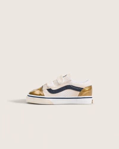 Em 1977 o tênis Tênis Old Skool K-Pop Kpop Demon Hunters Golden Youth Infantil foi lançado como o primeiro a trazer a icônica sidestripe. Este modelo mantém o legado Vans com cabedal em couro e construção vulcanizada que entrega base estável e flexível. A sola com padrão waffle e a montagem reforçada garantem suporte e conforto, enquanto detalhes de acabamento e a construção resistente destacam a atitude descontraída e expressão criativa do clássico Tênis Old Skool K-Pop Kpop Demon Hunters Golden Youth Infantil