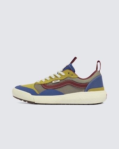 Máximo conforto e aliado de todas as rotinas. Esteja sempre pronto para o inesperado com o Tênis Ultrarange Exo Se Ultrarange Exo Mesh Blue Multi. Com um solado co-moldado construído em padrão tratorado em waffle - exclusividade Vans - ele maximiza a cobertura, aderência e durabilidade da borracha. A nova entressola UltraCush™ Lite traz conforto e leveza para o calce. O modelo de cano baixo possui cabedal com inspiração na silhueta do icônico Old Skool - em camurça, tecido e sintético - totalmente respirável, com biqueira e antepé de borracha renovado, deixando o calce no ajuste ideal. O Exo Skeleton fornece apoio integrado nos dedos e na parede lateral medial, com uma trava de calcanhar para um ajuste seguro. No calcanhar e lingueta, traz puxadores, facilitando o calce. O logo “Vans Off The Wall” é aplicado na heeltab do calcanhar. Já a etiqueta tecida Vans em checkerboard vem na lateral do tênis, enquanto a assinatura “Vans Ultrarange” é aplicada na lingueta. Conforto e estilo dentro e fora das pistas.
Características do produto: 
• Suporte completo: o Exo Skeleton oferece suporte integrado nos dedos dos pés e na parede lateral medial, com trava no calcanhar para um ajuste seguro; 
• UltraCush™ para conforto: a entressola co-moldada UltraCush™ Lite aumenta o conforto, não o peso; 
• Aderência: as solas com padronagem em waffle invertida e tratorada totalmente envoltas em borracha melhoram a tração e a flexibilidade; 
• Respiração aumentada: uma lingueta UltraCush™ com orifícios de respirabilidade oferece fluxo de ar superior; 
• Materiais: cabedais de camurça premium, tecido e sintético proporcionam uma aparência e sensação elevadas.