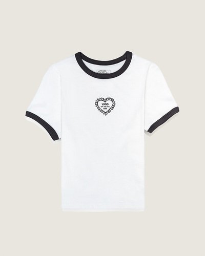 Com estampa frontal em formato de coração e acabamento ringer na gola e nos punhos, a Camiseta Manga Curta Lacey Daze valoriza o grafismo e a construção clássica. Confeccionado em knit com algodão cardado ringspun 145g, malha 30/1, o modelo oferece toque macio, respirabilidade e caimento regular. Detalhes de acabamento reforçam a construção resistente. A assinatura VANS Off The Wall 1966 traz personalidade discreta.