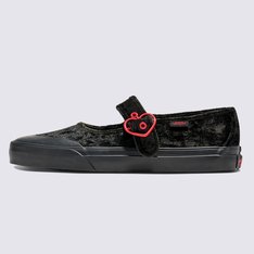 A Mary Jane recebe o tratamento da Vans

Entre em uma silhueta atemporal com o Vans Mary Jane, onde a nostalgia retrô encontra o toque inspirado no skate da Vans. Apresentado pela primeira vez como Style 93, este sapato reinventa o icônico design Mary Jane que ganhou popularidade na década de 1920, combinando feminilidade com detalhes robustos e prontos para as ruas. Lançado em meados dos anos 90, o Vans Mary Jane tornou-se um produto básico tanto para a moda casual como para a moda streetwear, oferecendo uma mistura única de charme intemporal e versatilidade moderna.