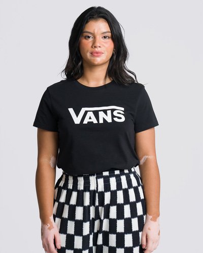 Clássico Vans é atemporal. Autenticidade “Off The Wall” na essência. Um visual tradicional que nunca sai de moda. A Camiseta Flying V Crew Black é icônica e não passa despercebida. De silhueta clássica com corte mais ajustado ao corpo, a camiseta feminina preta de manga curta Vans é confeccionada em algodão 100%, gola canelada, costuras aparentes em pespontos nas mangas e barra, com etiqueta tecida com logotipo Vans aplicada na lateral. Apresenta estampa frontal icônica com assinatura Vans em “Drop V” centralizado na altura do peito, em silk à base d’água. Perfeita para todos os momentos.