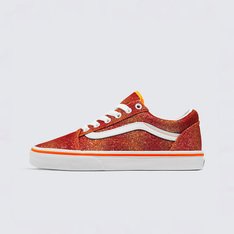 O Ícone de Calçado que Trouxe Nossa Sidestripe à Vida: Este é o Old Skool

O Old Skool foi nosso primeiro design de calçado a apresentar a famosa Sidestripe da Vans — embora, naquela época, fosse apenas um simples rabisco feito pelo fundador Paul Van Doren. Desde sua estreia em 1977, essa silhueta de cano baixo se estabeleceu como um ícone nas cenas de skate, música e moda. De skatistas de rua dos anos 90 e punks até as atuais lendas do hip hop e da moda, o Old Skool sempre foi o calçado de escolha para criativos que fazem as coisas à sua maneira. Com o Old Skool Glitter para crianças, o caminho brilha ainda mais