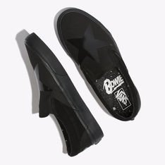 A Vans homenageia o legado icônico de David Bowie com uma coleção Off The Wall que busca inspiração em algumas de suas obras mais influentes. Celebrando a força conjunta entre a Vans e "o homem que caiu na terra" – duas entidades que vêm defendendo o diferente e o estranho durante décadas –, o tênis sem cadarço Vans X David Bowie Classic Slip-On combina o lendário modelo de cano baixo ao cabedal de tecido e camurça resistente, colares acolchoados para a sustentação e a flexibilidade, detalhes feitos sob encomenda de Bowie, e a original sola Waffle de borracha da marca.