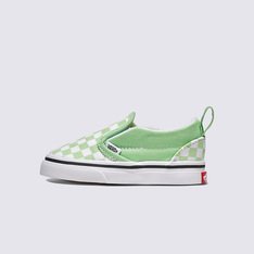 Skate infantil e ícone cultural

O sapato infantil Slip-On V Checkerboard reimagina o clássico da Vans para os pés mais pequenos. Com fechos laterais de velcro e um puxador no calcanhar para facilitar a colocação e retirada, é durável, confortável e simples de usar - perfeito para crianças que estão descobrindo seu próprio estilo.