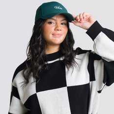 O Boné Jockey Estruturado Fresh Script é um boné de 6 painéis com aba curva para um visual desgastado e possui o logo bordado em letra cursiva da Vans na frente