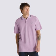 A Camiseta Halecrest SS Polo Lavender Mist é uma peça de vestuário atemporal que carrega a herança Vans na essência. A camiseta apresenta um colarinho polo clássico com detalhes contrastantes na gola. De manga curta, na cor roxa, possui fechamento superior com dois botões e bainha reta. Traz assinatura Vans bordada na altura do peito, no lado esquerdo, dando um toque de autenticidade.