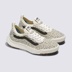Nesta temporada, repensamos, reprojetamos e reconstruímos cada pedaço do UltraRange para torná-lo mais sustentável. A renovação inclui entressola VR3Cush™ moldada, construção leve, sola de borracha VR3Waffle™ e cabedal respirável projetado para reduzir o desperdício na produção em comparação com o cabedal tradicional de corte e costura da Vans. O UltraRange VR3 é a manifestação de uma ideia: que não se trata de para onde vamos, mas de como chegamos lá.

Nossa equipe traçou metas ambiciosas de sustentabilidade. Grandes ou pequenos, todos os nossos esforços se somam a mudanças positivas. Para poder estampar o logotipo VR3 Checkerboard Globe, pelo menos 30% do produto deve ser feito de materiais reciclados, renováveis e/ou regenerativos.

CARACTERÍSTICAS DO PRODUTO:
• MATERIAL DO CABEDAL: A parte superior em malha de uma única peça é feita com 50% algodão orgânico, 36% PET reciclado e 14% náilon reciclado.
• PALMILHA: A nova entressola VR3Cush™ é produzida com pelo menos 50% de espuma EVA de base biológica parcialmente derivada de fontes vegetais, de acordo com o padrão de teste ASTM D6866-16.
• SOLA: Toda a borracha usada para produzir a sola VR3Waffle™ (60% do composto) é uma borracha natural cultivada de forma regenerativa, proveniente de fazendas que utilizam práticas agrícolas destinadas a promover a biodiversidade, melhorar os ciclos da água, melhorar a saúde do solo e/ou sequestrar carbono. Este novo composto de borracha foi desenvolvido e projetado para manter a aderência e durabilidade que fazem parte da história da Vans desde 1966.

Para saber mais sobre a Vans e sua jornada de materiais sustentáveis, acesse vans.com.br/sustentabilidade.