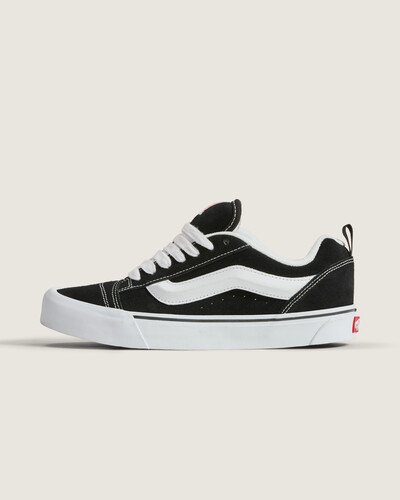 Um estilo “volumoso” típico dos anos 90 que foi inspirado no tênis de cano baixo da Vans. O Knu Skool é a interpretação contemporânea de um estilo clássico dos anos 90, caracterizado por sua lingueta volumosa e Sidestripe Vans moldada em 3D, com acabamento marcado por cadarços oversized e robustos. Com perfil marcante e detalhes em estilo dramático, o Tênis Knu Skool Black True White brinca com o original Old Skool enquanto mescla um ícone do passado com as tendências do presente.