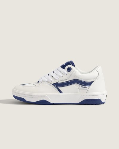 O Tênis Rowan White Navy reúne o legado VANS em um perfil baixo de origem skate, com cabedal em couro e sobreposições em camurça, além de costura contrastante que destaca o desenho. Construção cold cement proporciona acabamento resistente, sola de borracha com padrão garante aderência e presença visual. Forro acolchoado oferece conforto imediato, com composição e componentes pensados para suporte e flexibilidade.