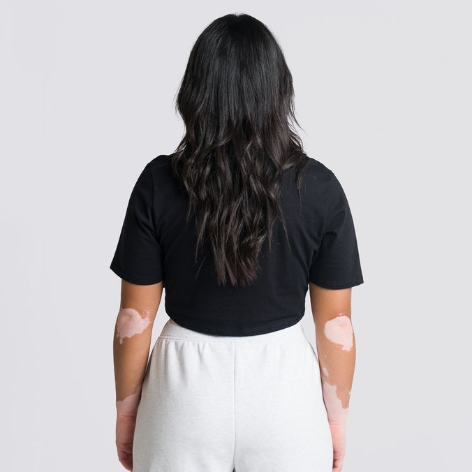 Camiseta Growing Ideas Crew Crop Ii Seasonal Hero: Authentic Black