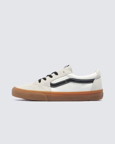 O revolucionário Sk8-Hi transformado em um tênis de cano baixo atemporal. Uma versão adaptada do lendário tênis de cano alto, o Tênis Sk8-Low Gum Blanc De Blanc traz a estética familiar da sidestripe contrastante, com uma proposta totalmente nova na maneira de vestir esta silhueta icônica. Além dos cabedais clássicos de lona e camurça que imitam a contraparte mais alta, o tênis de cano baixo é fácil de usar e traz à tona todos os detalhes que preservam a essência do original.