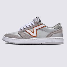 Conforto elevado encontra estilo atemporal

O Lowland 2.0 pega tudo o que é amado no Lowland e desenvolve-o, oferecendo uma nova mistura da herança inspirada no esporte e da inovação moderna da Vans. Com um ajuste atualizado para maior conforto e uma sola de borracha durável que substitui a tecnologia ComfyCush, ele foi construído para uso duradouro sem comprometer o estilo. Perfeito para quem valoriza versatilidade e autenticidade.