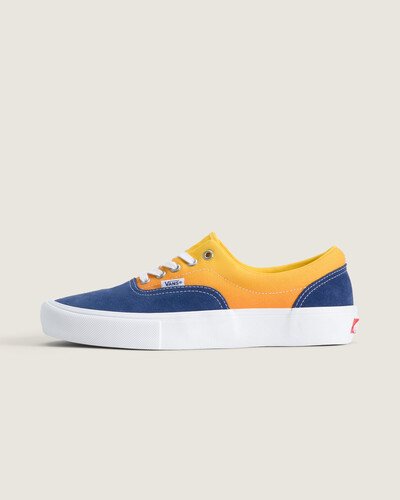 O Era nasceu em 1976 como Vans #95, desenvolvido para os primeiros skatistas e adotado pelos Z-Boys; esse legado da Vans atravessa gerações no Tênis Skate Era Navy Yellow. Confeccionado em couro com sola vulcanizada, o modelo traz bico redondo, palmilha PopCush acolchoada e cadarços contrastantes. Acabamento clean e textura em couro camurça entregam resistência e presença discreta, mantendo conforto e suporte característicos do solado vulcanizado
