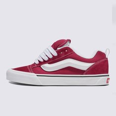 Com inspiração no estilo “volumoso” típico dos anos 90, o Knu Skool é a interpretação contemporânea do estilo clássico de uma década que representa o cenário do skate. Caracterizado por sua lingueta volumosa e Sidestripe Vans moldada em 3D, o Tênis Knu Skool Rhododendron traz o acabamento marcado por cadarços oversized e robustos. Apresenta heeltab do skate tradicional com inscrição Vans em “Drop V” e “Off The Wall” aplicada no calcanhar, com etiqueta tecida “Vans Off The Wall” aplicada na lingueta. Com perfil marcante e detalhes em estilo dramático dos anos 90, esse tênis lendário brinca com o original Old Skool, reverenciando um ícone do passado com as tendências do presente.