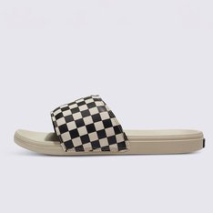 Deslize no conforto com o Chinelo Slide-On La Costa Slide On Radial Checkerboard Rainy Day. Com inspiração no solado vulcanizado dos clássicos Vans, o chinelo slide-on apresenta silhueta com uma tira larga em nobuck sintético com estampa icônica em checkerboard. Com forro de borracha macia e tecido elástico, o modelo possui palmilhas UltraCush super macias que incluem suporte de arco embutido e as solas waffle UltraCush™ Lite injetadas com leveza, flexibilidade e durabilidade. Esse modelo vai te acompanhar na correria de um dia inteiro. O logo “Vans Off The Wall” é aplicado na heeltab do calcanhar.
Características do produto: 
• Inspirado nas solas vulcanizadas clássicas da Vans; 
• Tiras de nobuck sintético com estampa icônica em checkerboard; 
• Borracha macia e forro de tecido elástico para conforto; 
• Sola waffle UltraCush Lite injetada leve, flexível e durável; 
• Produzido com tintas e colas à base de água.