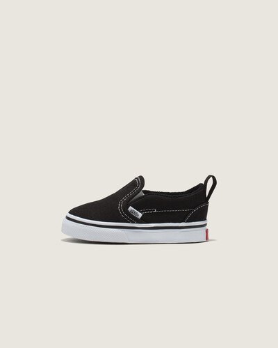 Sem cadarços. Sempre icônico. O Slip-On original do skate, mais icônico do que nunca. O (NOME DO PRODUTO ) foi pensado especialmente para os pequenos, homenageando a herança de uma das silhuetas mais icônicas da Vans. Ao adicionar fechos laterais de velcro e puxadores no calcanhar a este estilo icônico, o modelo se torna um item essencial do dia a dia, que se ajusta melhor aos pés pequenos, com acesso ainda mais fácil para calçar e descalçar.