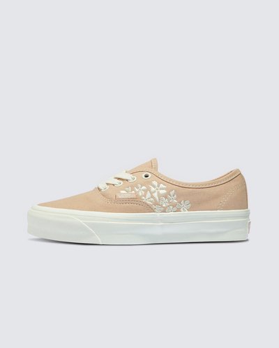 Nascido em Anaheim, Califórnia, em 1966, o Authentic é o estilo tradicional original da Vans. Originalmente conhecido como Vans #44 Deck Shoes, o Authentic se tornou um ícone cult imediato e incorpora nossa atitude “Off The Wall” desde então. Construído com um perfil simples com cadarço, o Tênis Authentic Sf Groovy Floral Peach é um clássico que mantém viva a vibe old skool. Com cabedal em lona resistente na cor rosa com detalhe floral bordado nas laterais, apresenta vira lateral de borracha na cor branca, ilhós de metal e o solado emborrachado em waffle exclusivo Vans.