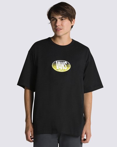 O estilo “Off The Wall” é referência dentro e fora das pistas de skate. Com estampa exclusiva Vans, a camiseta masculina Camiseta Off The Wall Gradient Logo Loose Ss Sk8 Weareaway Black de manga curta é urbana e compõe o visual street style. Confeccionada na cor preta em algodão 18.1, traz estampa frontal em silk à base d’água, traz arte icônica inspirada nas pistas de skate. O corte clássico é mais alongado no corpo, com modelagem loose - de caimento mais solto. Para momentos de diversão e prática de esportes de ação, a camiseta proporciona conforto e veste fácil, onde a única preocupação é apenas curtir. A camiseta perfeita para realizar aquela manobra radical no skate!.Aproveite a Black Friday Vans e adquira já seu novo produto Off The Wall