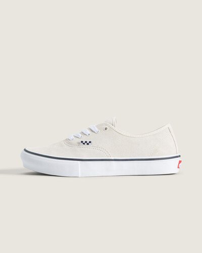 Nascido em Anaheim, Califórnia, em 1966, o Tênis Skate Authentic White Gunmetal é o estilo tradicional original da Vans. O modelo Tênis Skate Authentic White Gunmetal traz cabedal em tecido com bico redondo, combinando leveza e flexibilidade. Conforto e suporte aparecem na construção pensada para o uso sobre o skate, com acabamento resistente que evoca o legado autêntico e atemporal da Vans.