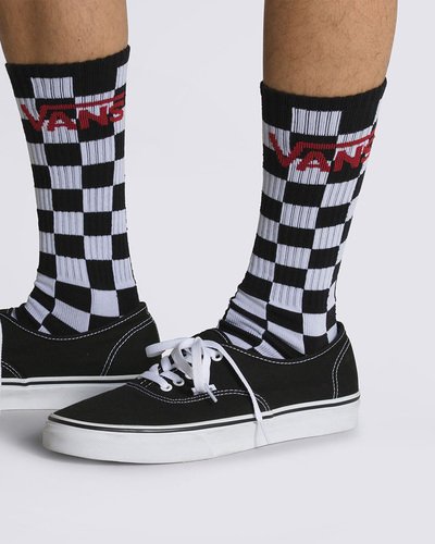 Combine os seus tênis Vans com o pack de meias que carrega o Lifestyle Vans por onde for. Pack com três pares que traz estilo para todos os seus clássicos Vans. A Meia Class Crew 36/40 Black-Checkerboard agrega estilo para todas as ocasiões. O pack possui três pares de meias soquetes de cano alto clássicas, uma branca, uma preta e outra com estampa icônica em checkerboard com assinatura Vans em “Drop V” estampada na altura do cano. Os modelos vestem da numeração 36 ao 40.