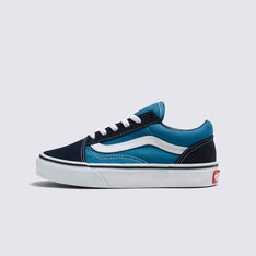 Conhecido como Vans #36, o Old Skool estreou em 1977 com um novo complemento: um desenho aleatório desenhado pelo fundador Paul Van Doren e originalmente referido como a “faixa de jazz”. Hoje, a famosa Sidestripe Vans se tornou uma marca inconfundível. Construído com cabedal de camurça e lona durável em uma variedade de cores clássicas, o Tênis Old Skool Infantil Navy True White homenageia essa tradição, tornando o tênis de cano baixo e cadarço um ícone. O modelo na cor azul apresenta biqueiras reforçadas, colarinhos acolchoados de suporte e sola de borracha waffle exclusiva Vans.