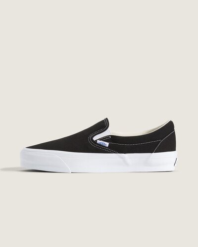 Lançado pela primeira vez em 1977, o Vans #98 - agora conhecido como Classic Slip-On - instantaneamente se tornou um ícone no sul da Califórnia. Hoje, o Tênis Slip-On Vlt Vault Og Lx Black White é reconhecido mundialmente por sua silhueta confortável, calce simples e design consagrado. O tênis é um item essencial para o dia a dia, mantendo o verdadeiro estilo "Off The Wall".