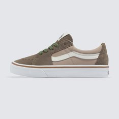 O Sk8-Low, uma versão do lendário tênis de cano alto da Vans, é produzido com uma variedade de cores clássicas, trazendo a estética Sk8-Hi® em um tênis de cano baixo. Com cabedal durável de lona e camurça resistentes, o Tênis Sk8-Low Twill Walnut possui a contraparte mais alta. O tênis com sidestripe lendária com fecho em cadarços também inclui biqueiras reforçadas, colarinhos acolchoados de suporte e sola de borracha waffle exclusiva Vans.