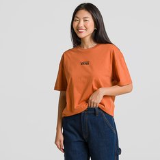 Tradição e originalidade estão presentes na cultura da Vans desde 1966. A personalidade e estilo inconfundível se destacam em todos os seus clássicos. A Camiseta Flying V Oversized SS Auburn de manga curta é confeccionada em tecido de algodão, com corte amplo e oversized. O modelo possui estampa frontal com assinatura Vans em “Drop V”, centralizada na altura do peito, em silk à base d’água.