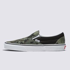 O slip-on Vans que dita tendências desde 1979. O Classic Slip-On, com sua abordagem “Zero cadarços, zero problemas”, foi apresentado ao mundo pela primeira vez em 1979. Desde então, tornou-se ícone da cultura pop, conhecido por sua versatilidade de compor tanto um visual elegante quanto descontraído, por seu conforto confiável e flexibilidade de se adaptar ao estilo de todos. Com estampa camuflada no cabedal de lona, o Tênis Slip-On Rain Camo Green Multi possui uma silhueta atemporal que se adequa a qualquer ocasião.