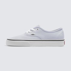 Nascido em 1966 em Anaheim, na Califórnia, o Authentic une o estilo do tênis de cano baixo original ao cabedal icônico de lona resistente. Conhecido originalmente como Vans #44 Deck Shoes, o Authentic se tornou um ícone cult imediato e incorpora a atitude “Off The Wall” desde então. Construído com um perfil simples com fechamento em cadarços, o Tênis Authentic Halogen Blue é um clássico que mantém viva a vibe old skool. Com cabedal em lona resistente na cor azul, o modelo apresenta ilhós de metal, detalhes contrastantes e a original sola Waffle vulcanizada de borracha, exclusiva Vans.