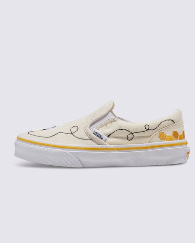 O Slip-On que Estabelece Tendências Desde 1979

O Classic Slip-On, com sua abordagem "Sem Cadarços, Sem Problemas", foi introduzido ao mundo pela primeira vez em 1979. Desde então, tornou-se um ícone da cultura pop, conhecido por sua capacidade de se vestir de forma casual ou mais formal, seu conforto confiável e a flexibilidade para se adaptar ao estilo de todos. Com abelhas bordadas nos dedos dos pés e favos de mel nos calcanhares, o Kids Classic Slip-On é uma silhueta atemporal que adiciona diversão a cada passo.