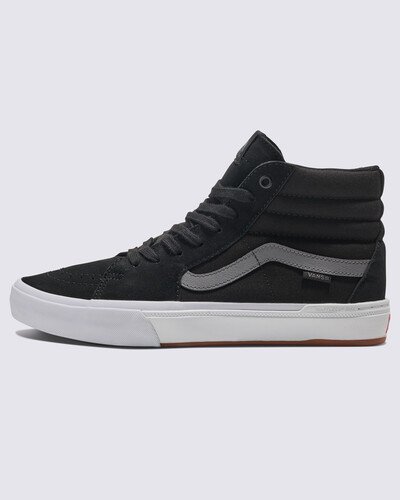 A Vans se uniu aos ícones do BMX Perris Benegas e Dennis Enarson para criar uma coleção exclusiva de tênis e roupas para todos os praticantes de BMX. A coleção Vans BMX de Perris e Dennis é uma celebração de costa à costa da comunidade, cultura e BMX. Seus logotipos personalizados, destacados no design exclusivo do tênis de cada motociclista, também estão representados nas roupas da coleção, incluindo a Jaqueta Perris & Dennis Reversible Torrey Benegas X Enarson Black Grape Leaf. Perris decidiu levantar voo com o BMX Sk8-Hi. Construído para todos os praticantes de BMX, o Tênis Sk8-Hi Bmx Black White/Grey traz assinatura personalizada que adorna o calcanhar, etiqueta em checkerboard e a palmilha. O modelo de cano alto atende às demandas de desempenho de seu piloto, graças a um chassi WaffleCup™ específico para BMX feito de um composto de borracha VDFPR, uma palmilha PopCush™ com retorno de energia e uma parte superior de lona durável para maior absorção de impacto. Com tecnologia Duracap nas áreas de maior atrito com o pedal da bike.