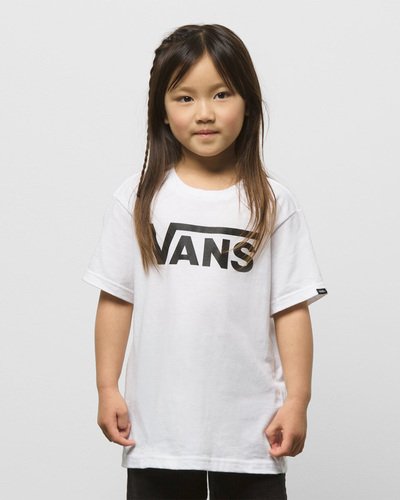 Clássico Vans é atemporal. Autenticidade “Off The Wall” na essência. Um visual tradicional que nunca sai de moda desde os primeiros passos, tornando-se referência para os pequenos. A Camiseta Vans Classic Infantil White Black é icônica e não passa despercebida. De silhueta clássica com corte mais ajustado ao corpo, a camiseta infantil de manga curta Vans na cor branca é confeccionada em algodão 100% cardado ringspun, gola careca em rib, com etiqueta tecida Vans aplicada na lateral. Apresenta estampa frontal icônica com assinatura Vans em “Drop V” centralizado na altura do peito, em silk à base d’água. Perfeita para todos os momentos.