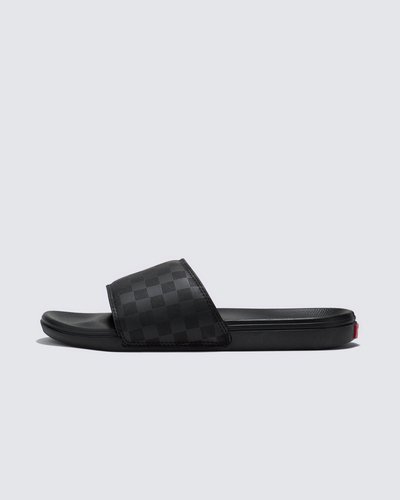 Deslize no conforto com o Chinelo Slide-On Black Black. Com inspiração no solado vulcanizado dos clássicos Vans, o chinelo slide-on apresenta silhueta com uma tira larga em nobuck sintético preto com a icônica estampa em checkerboard da Vans. Com forro de borracha macia e tecido elástico, o modelo possui palmilhas UltraCush super macias que incluem suporte de arco embutido e as solas waffle UltraCush™ Lite injetadas com leveza, flexibilidade e durabilidade. Esse modelo vai te acompanhar na correria de um dia inteiro. O logo “Vans Off The Wall” é aplicado na heeltab do calcanhar.