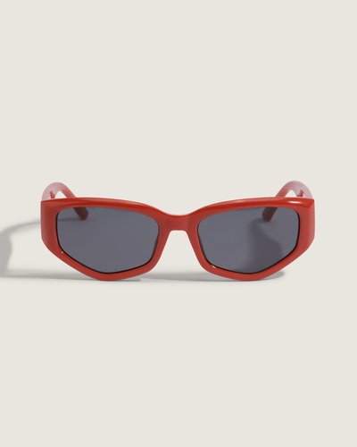 O Óculos Leyden Racing Red apresenta formato geométrico e traz a estética VANS, com armação em policarbonato e lentes em policarbonato, proteção UV 400. A conjugação de materiais garante resistência e praticidade, enquanto o formato geométrico reforça a expressão característica da marca. Detalhes discretos remetem ao legado VANS e à expressão criativa da marca.