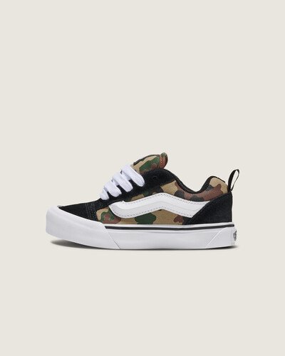 Ícone Sidestripe™, refinado para o skate. Criado em 1998, o Knu Skool deu uma reviravolta ousada no icônico Old Skool da Vans. Com cadarços oversized, língua bufante e cano macio, ele deu vida à vibe do skate dos anos 90, mantendo-se firme na sola vulcanizada e waffle exclusiva da Vans. Seu cabedal com design exagerado o tornou um destaque na cultura do skate. Com o Tênis Knu Skool Kids Camo Black Green Infantil, você obtém o mesmo estilo nostálgico com conforto moderno, para que a próxima geração possa continuar o legado deste clássico inspirado no skate.
