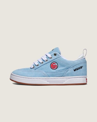 O Tênis Cab 4 Skate Baby Blue é uma reedição do quarto tênis exclusivo de Steve Caballero, misturando o estilo tradicional com todas as vantagens. Melhor sensação de skate, durabilidade atemporal da camurça e o lendário logotipo do dragão Caballero. Equipado com o solado SickStick™ para aderência que gruda, palmilhas PopCush™ para conforto duradouro e uma biqueira com costura quádrupla para suportar sessões intermináveis, é tudo o que você precisa para andar de skate do seu jeito.